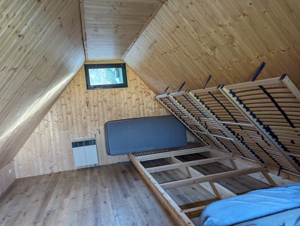 Innenraum einer 6-Bett-Hütte
Interior of one of the 6-bed huts